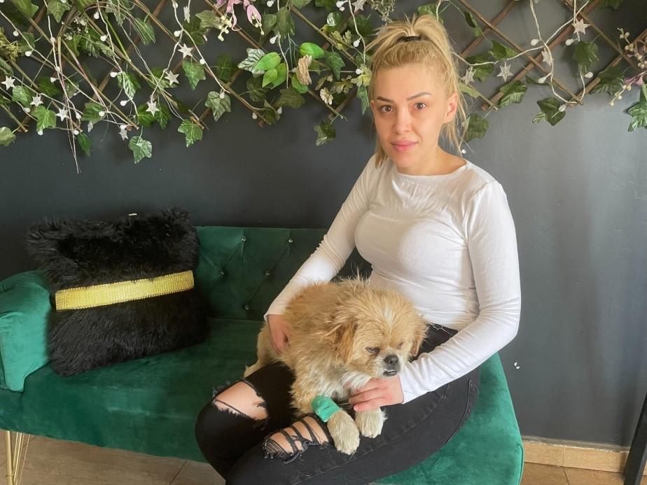 Kadının iple ayaklarını bağladığı köpeği çöpe attı