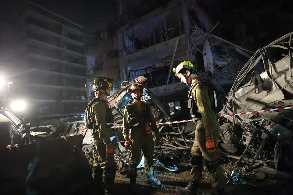 İsrail'de 9 Bina Tamamen Yıkıldı, 3 Kişi Öldü İsrail'de 9 bina tamamen yıkıldı, 3 kişi öldü